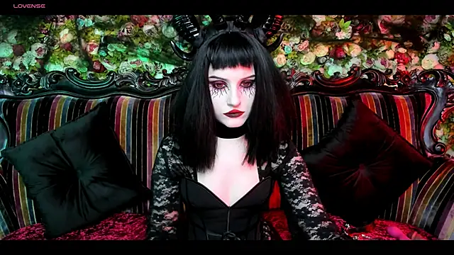 Snapshot of EllieMori chatting on 10-31-25, 10:33 EllieMori online show from 10-31-25, 10:33