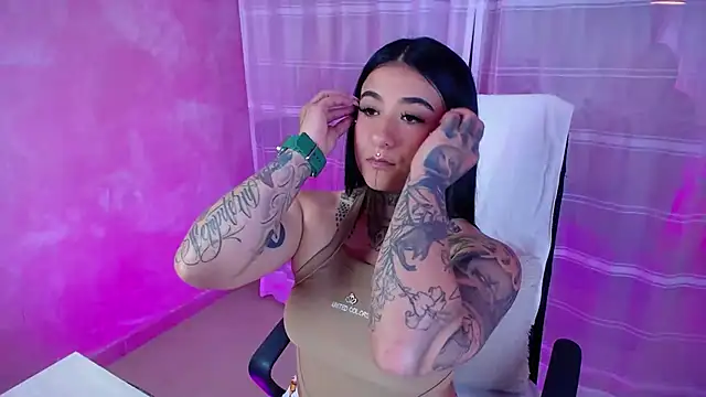 Snapshot of Adri_Tatto_ chatting on 10-14-25, 08:31 Adri Tatto online show from 10-14-25, 08:31