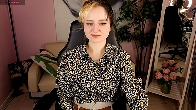 Snapshot of girl_next_doorr chatting on 03-15-26, 01:28 girl next doorr online show from 03-15-26, 01:28