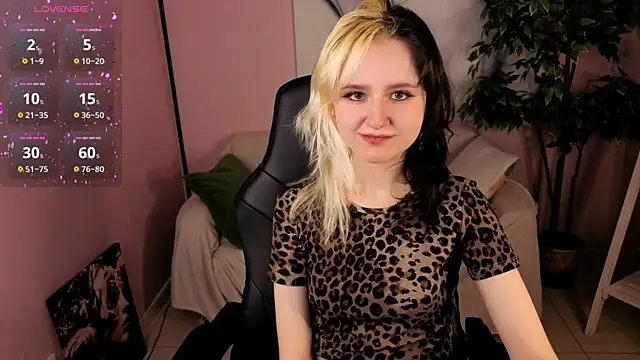 Snapshot of girl_next_doorr chatting on 03-29-26, 01:11 girl next doorr online show from 03-29-26, 01:11