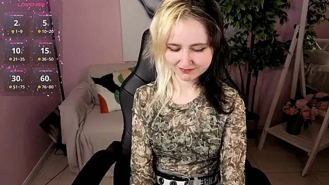 Snapshot of girl_next_doorr chatting on 04-19-26, 06:10 girl next doorr online show from 04-19-26, 06:10