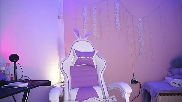 Snapshot of Violet_moon24 chatting on 11-21-25, 09:57 Violet moon24 online show from 11-21-25, 09:57