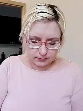 Snapshot of VikaKing chatting on 10-24-25, 08:44 VikaKing online show from 10-24-25, 08:44