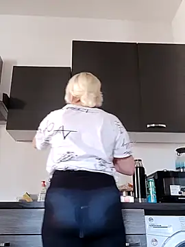 Snapshot of VikaKing chatting on 10-30-25, 12:39 VikaKing online show from 10-30-25, 12:39