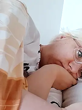 Snapshot of VikaKing chatting on 11-23-25, 07:19 VikaKing online show from 11-23-25, 07:19