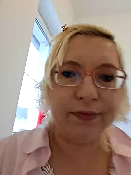 Snapshot of VikaKing chatting on 12-14-25, 09:58 VikaKing online show from 12-14-25, 09:58