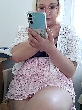 Snapshot of VikaKing chatting on 12-15-25, 12:53 VikaKing online show from 12-15-25, 12:53