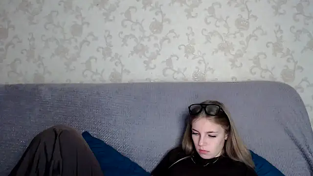 HitGyrl online show from 11-13-25, 01:15