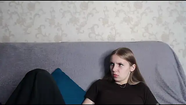 HitGyrl online show from 12-04-25, 08:12