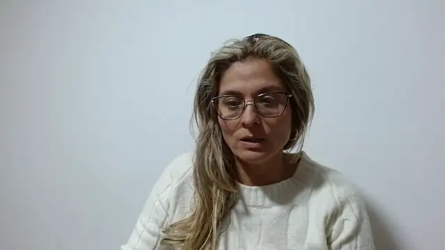 Snapshot of linda-mature43 chatting on 09-24-25, 04:05 linda-mature43 online show from 09-24-25, 04:05