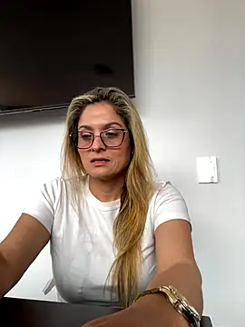 Snapshot of linda-mature43 chatting on 10-18-25, 03:46 linda-mature43 online show from 10-18-25, 03:46