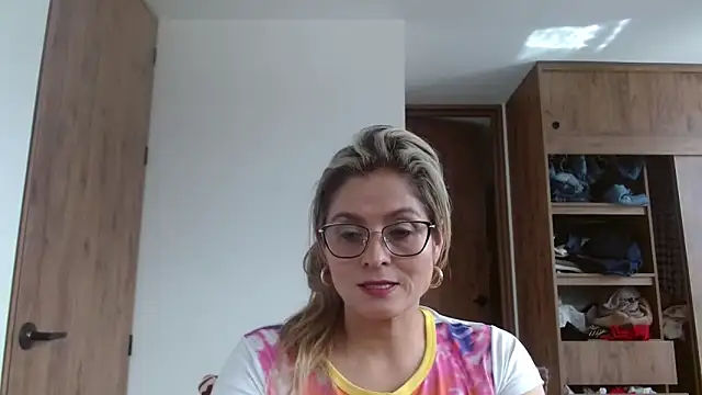 Snapshot of linda-mature43 chatting on 10-25-25, 05:30 linda-mature43 online show from 10-25-25, 05:30