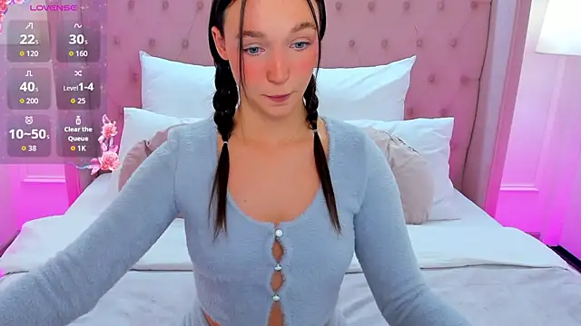 Snapshot of LuisaVee chatting on 12-05-25, 08:38 LuisaVee online show from 12-05-25, 08:38