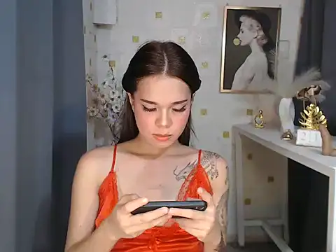 Colette Thompson online show from 06-12-26, 06:34