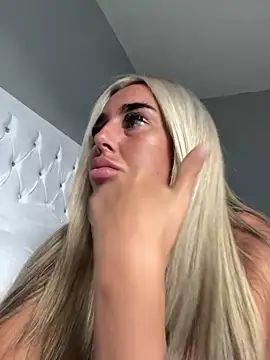 Snapshot of EllieMaeBaby chatting on 09-12-25, 01:55 EllieMaeBaby online show from 09-12-25, 01:55