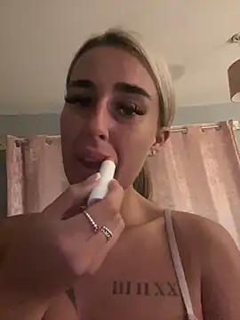 Snapshot of EllieMaeBaby chatting on 10-10-25, 07:46 EllieMaeBaby online show from 10-10-25, 07:46