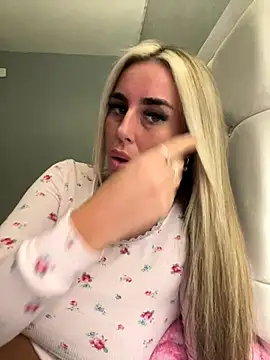 Snapshot of EllieMaeBaby chatting on 12-03-25, 10:19 EllieMaeBaby online show from 12-03-25, 10:19