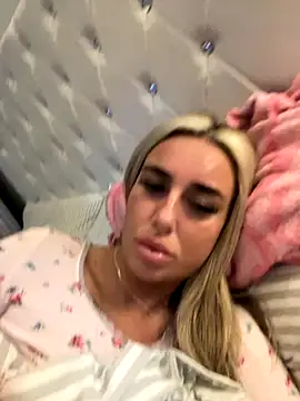 Snapshot of EllieMaeBaby chatting on 12-04-25, 12:25 EllieMaeBaby online show from 12-04-25, 12:25