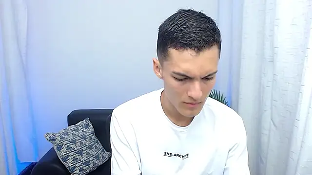 Snapshot of Matiius18 chatting on 10-23-25, 01:43 Matiius18 online show from 10-23-25, 01:43