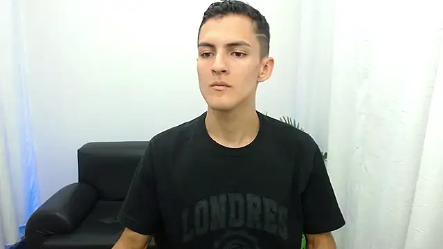 Snapshot of Matiius18 chatting on 10-28-25, 01:47 Matiius18 online show from 10-28-25, 01:47