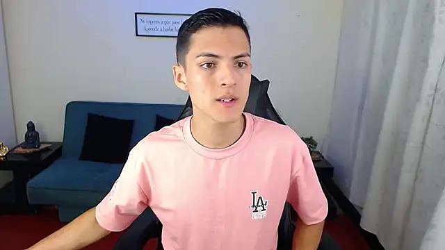 Snapshot of Matiius18 chatting on 10-30-25, 01:45 Matiius18 online show from 10-30-25, 01:45