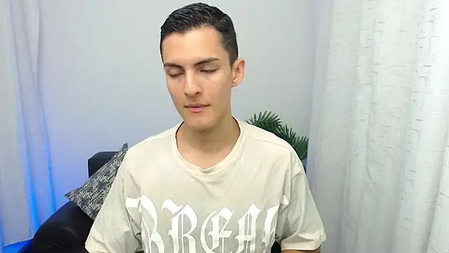 Snapshot of Matiius18 chatting on 11-21-25, 01:54 Matiius18 online show from 11-21-25, 01:54