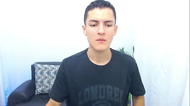 Snapshot of Matiius18 chatting on 12-15-25, 01:59 Matiius18 online show from 12-15-25, 01:59