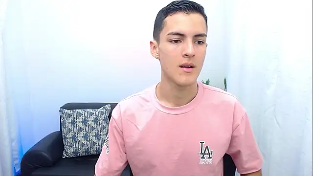 Snapshot of Matiius18 chatting on 12-17-25, 02:01 Matiius18 online show from 12-17-25, 02:01