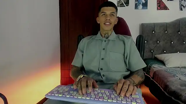 Snapshot of Savajelust chatting on 12-18-25, 04:24 Savajelust online show from 12-18-25, 04:24