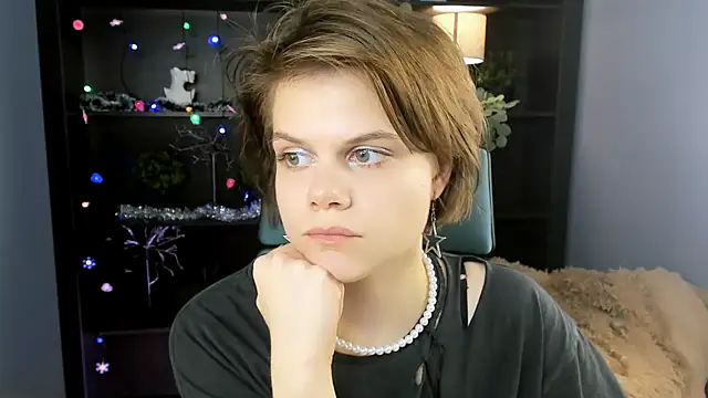 EllieMurler online show from 12-19-25, 01:07