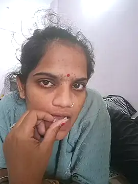 Snapshot of Sofia_kuuu chatting on 10-31-25, 08:04 Sofia kuuu online show from 10-31-25, 08:04