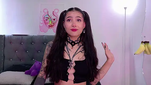 Snapshot of sara_queen10 chatting on 10-23-25, 03:55 sara queen10 online show from 10-23-25, 03:55