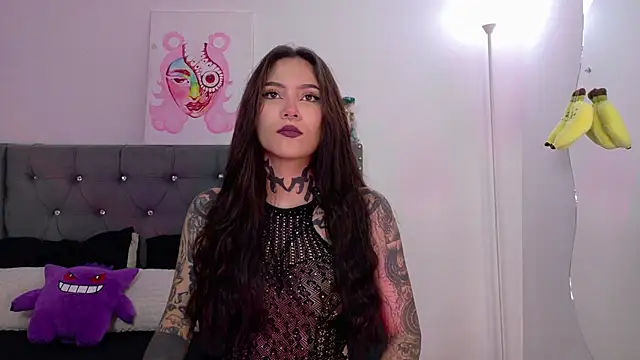 Snapshot of sara_queen10 chatting on 10-27-25, 05:06 sara queen10 online show from 10-27-25, 05:06