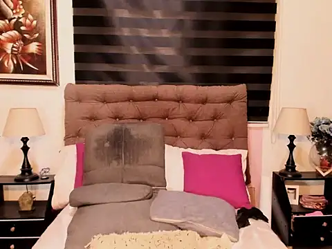 Snapshot of UrnextDoorTS chatting on 12-15-25, 01:21 UrnextDoorTS online show from 12-15-25, 01:21