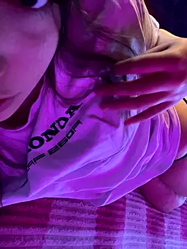 Snapshot of kiramedi chatting on 10-20-25, 11:27 kiramedi online show from 10-20-25, 11:27