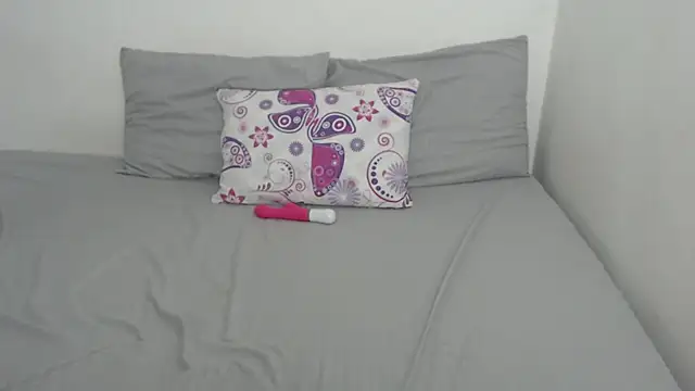 Snapshot of Tiiana chatting on 10-14-25, 01:23 Tiiana online show from 10-14-25, 01:23