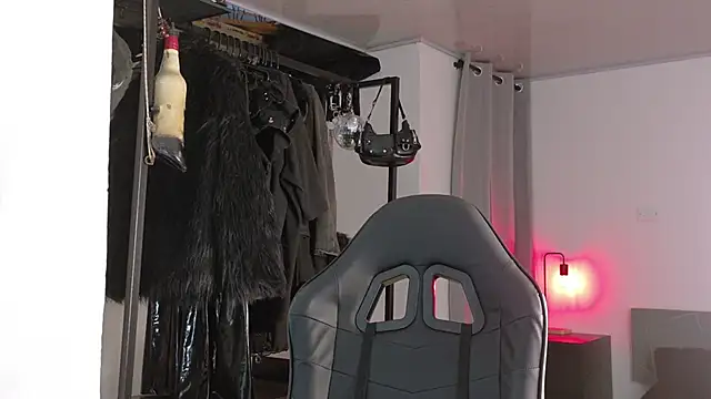 Angelabl0odborne online show from 09-25-25, 10:57