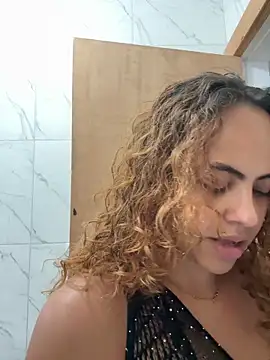 Snapshot of Chloe_Leaozinho chatting on 10-13-25, 08:31 Chloe Leaozinho online show from 10-13-25, 08:31