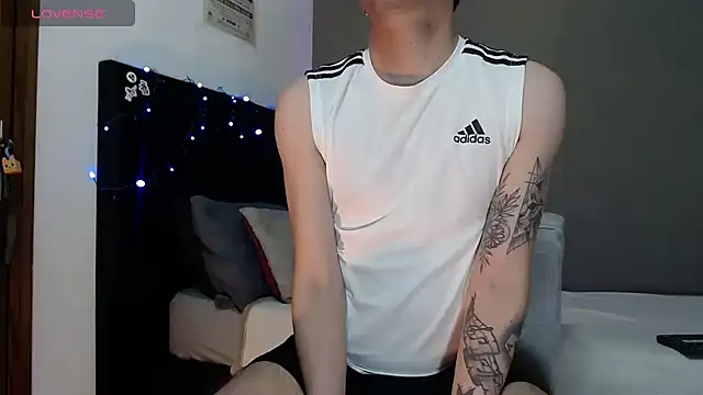 Snapshot of Matteo12_ chatting on 12-17-25, 04:51 Matteo12 online show from 12-17-25, 04:51