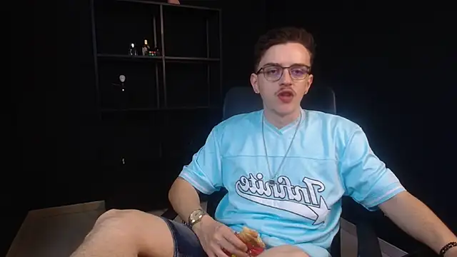Snapshot of FelixStarkk chatting on 06-11-26, 04:32 FelixStarkk online show from 06-11-26, 04:32