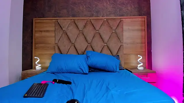 EimyAndMaxi online show from 04-22-26, 08:21