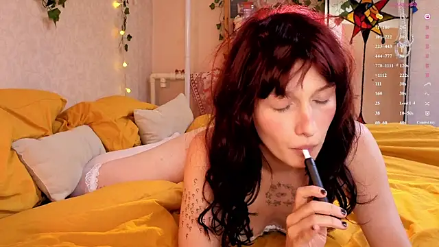 Snapshot of LeelooYolo chatting on 06-19-26, 06:23 LeelooYolo online show from 06-19-26, 06:23