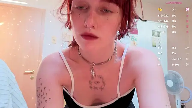 Snapshot of LeelooYolo chatting on 07-17-26, 04:45 LeelooYolo online show from 07-17-26, 04:45