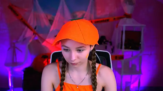 JulieDaniel online show from 10-31-25, 04:35