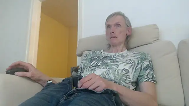 Snapshot of k74robert chatting on 10-24-25, 11:06 k74robert online show from 10-24-25, 11:06