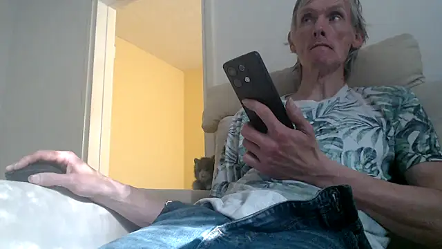 Snapshot of k74robert chatting on 10-26-25, 12:22 k74robert online show from 10-26-25, 12:22