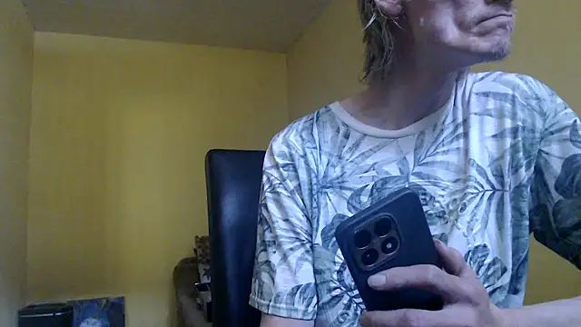 Snapshot of k74robert chatting on 11-08-25, 11:32 k74robert online show from 11-08-25, 11:32