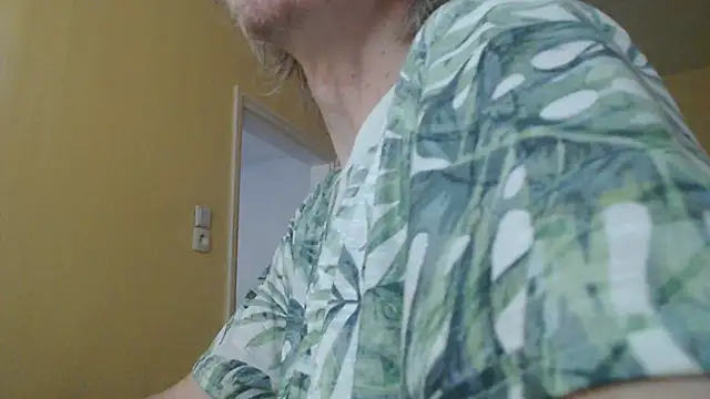 Snapshot of k74robert chatting on 11-15-25, 02:02 k74robert online show from 11-15-25, 02:02