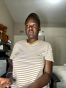 Snapshot of DarkBerryDiamond255 chatting on 10-20-25, 07:36 DarkBerryDiamond255 online show from 10-20-25, 07:36