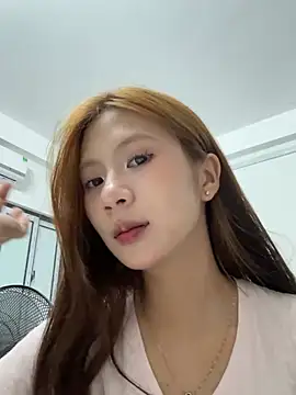 Snapshot of Lil-Gi chatting on 05-12-26, 06:27 Lil-Gi online show from 05-12-26, 06:27